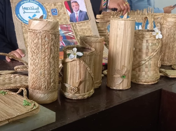 صينية تقديم صغيرة مزينة بالقواقع